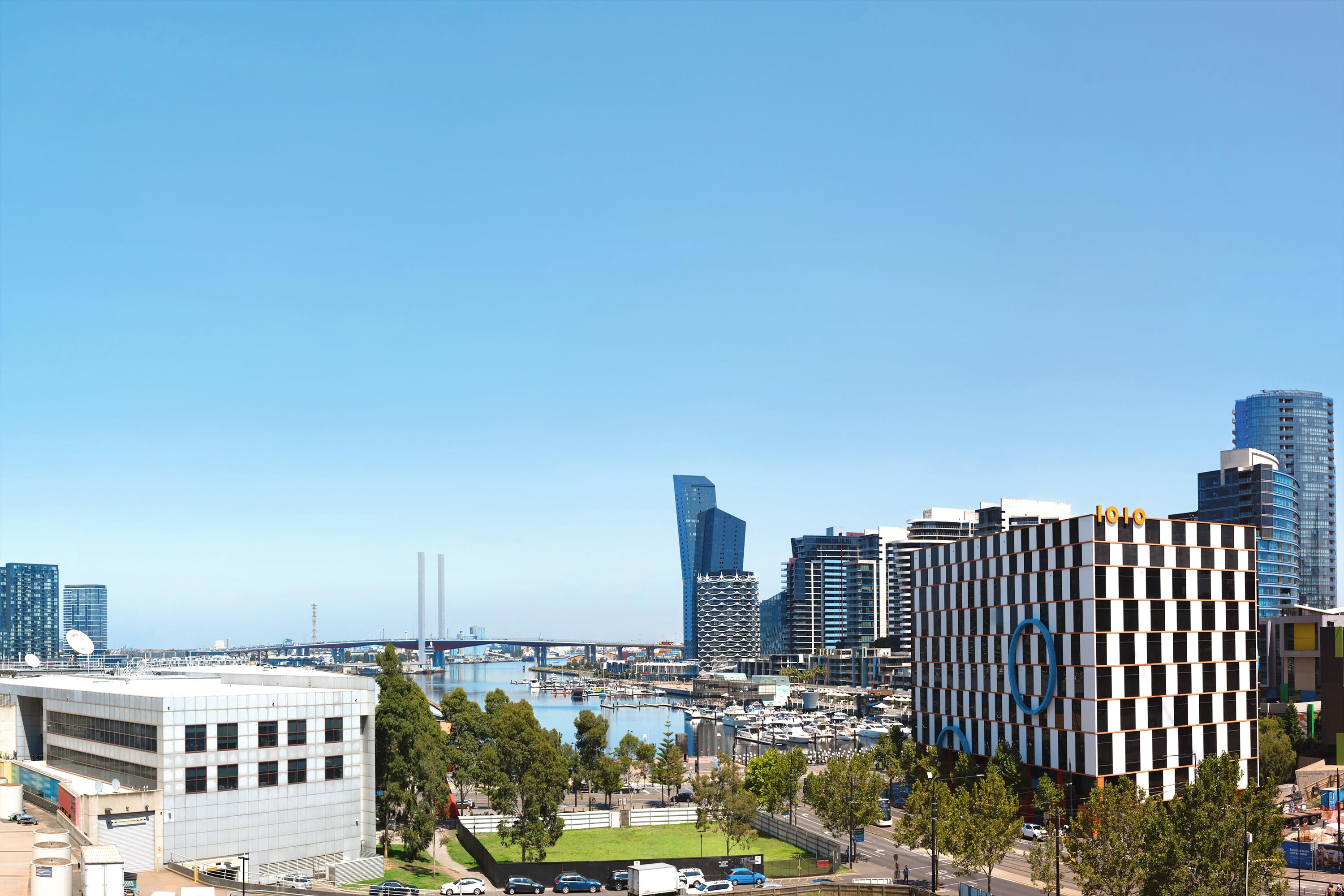Peppers Docklands Hotel Melbourne Exterior photo View of the Perth Waterfront City