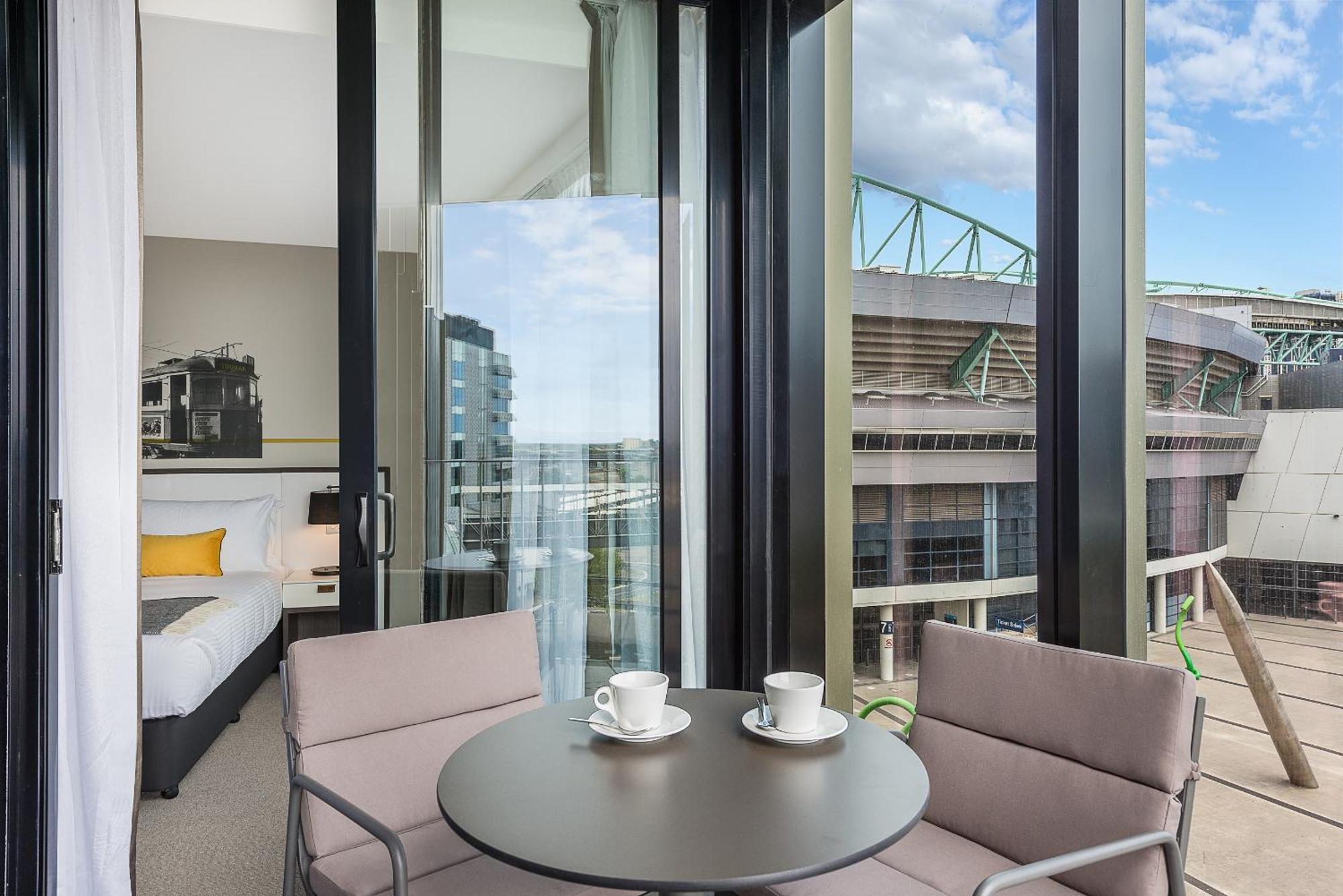 Peppers Docklands Hotel Melbourne Exterior photo The apartment's balcony